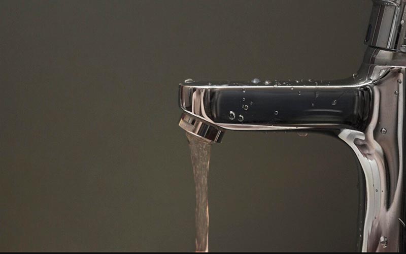 Rdzawa woda w kranie – przyczyny, skutki i skuteczne rozwiązania